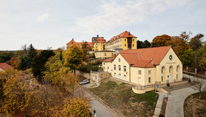 Schlossensemble mit Schlosshotel im Vordergrund
